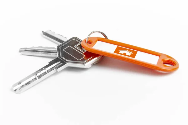 Nyckelring med nycklar över vit bakgrund. Hyra — Stockfoto