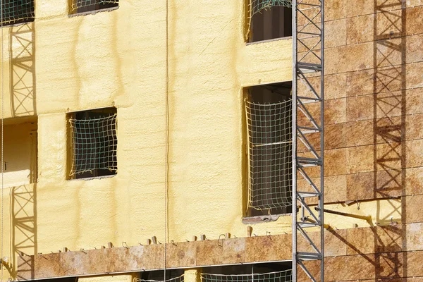 建設中の建物のファサード。断熱材とタイル — ストック写真