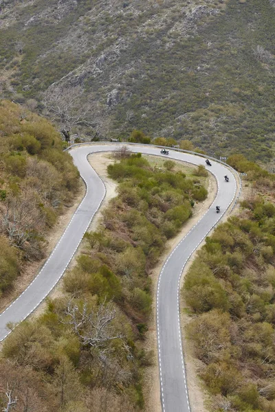 Camino de montaña de asfalto curvo con motocicletas. Trav paisajístico rural —  Fotos de Stock