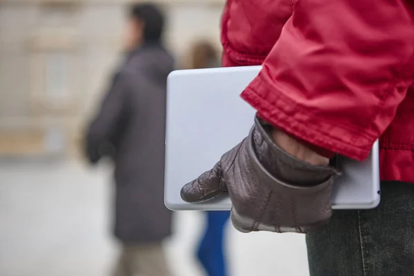 Γυναίκα που κρατά ένα tablet σε ένα κέντρο της πόλης. Χειμώνας — Φωτογραφία Αρχείου