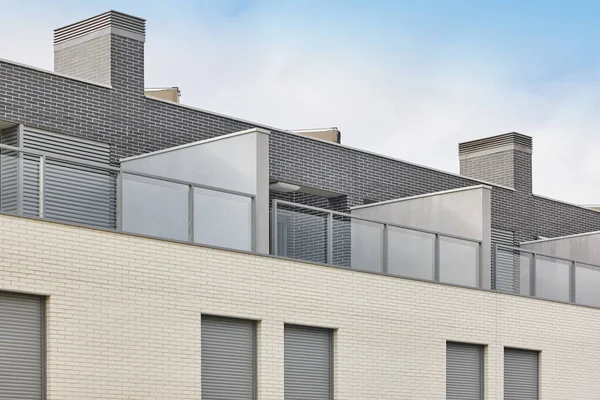 Áticos de fachada exterior edificio nuevo con terraza. Construcción . —  Fotos de Stock