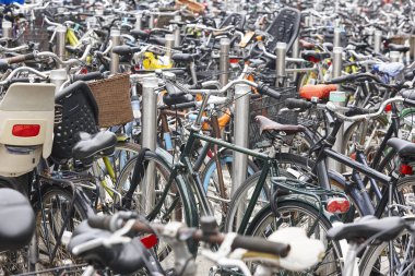 Copenhague bisiklet için şehir merkezinde otopark. Taşıma