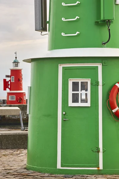 Живописные зеленые и красные маяки Дании, побережье Эльсинора — стоковое фото
