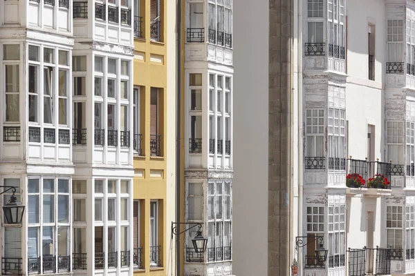 Edifícios pitorescos fachadas em Vitória-Gasteiz praça da cidade, Eu — Fotografia de Stock