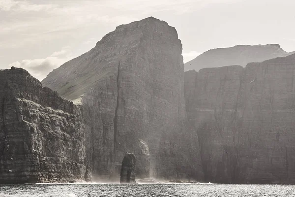 Isole Faroe drammatico paesaggio costiero scogliere a Vagar islan — Foto Stock