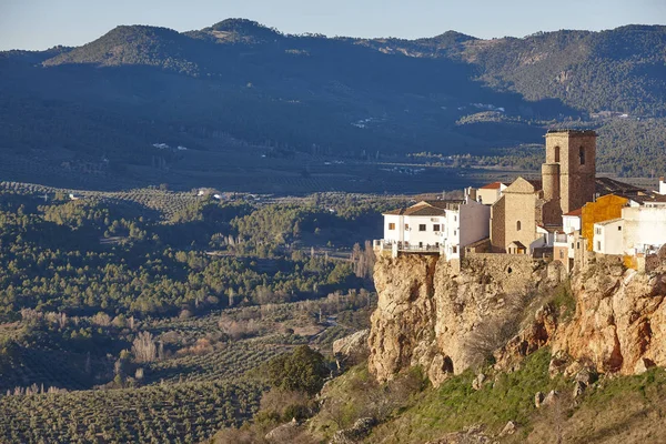 Casas brancas tradicionais aldeia e vale na Andaluzia. Hornos. — Fotografia de Stock