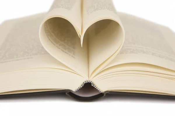 Libro abierto con páginas en forma de corazón. Amor por la lectura —  Fotos de Stock