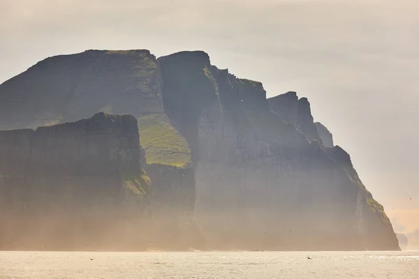 Färöer Inseln Sonnenuntergang dramatische Küste Klippen Landschaft in vag — Stockfoto