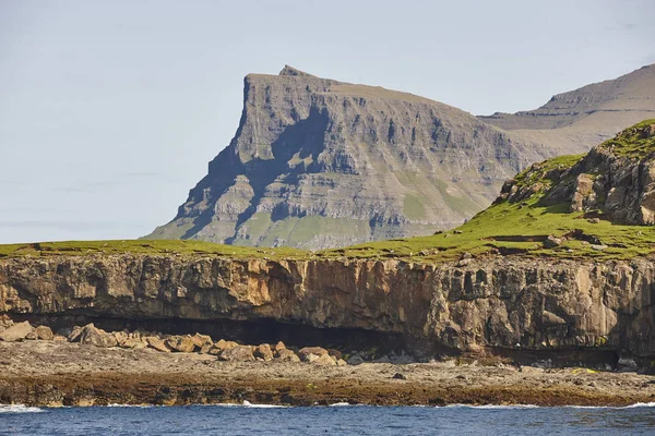 Faeröer eilanden dramatische kustlijn kliffen landschap in Vagar islan — Stockfoto