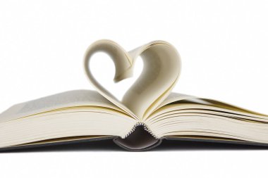 Kalp şeklinde sayfaları olan açık bir kitap. Okuma aşkı