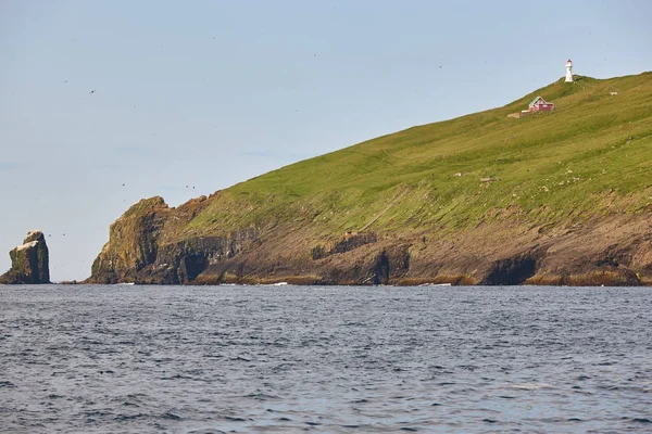 Faro de Mykines y acantilados en las islas Feroe. Monumento de senderismo — Foto de Stock