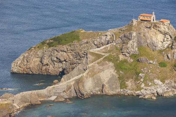 San Juan de Gaztelugatxe kaple na baskickém venkovském pobřeží. Lázně — Stock fotografie