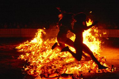 İspanya 'da yaz gündönümü kutlaması. İnsanlar yüzeye atlıyor.