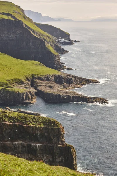 Helikopter, der flyver over mykines atlantiske klipper på Færøerne . - Stock-foto