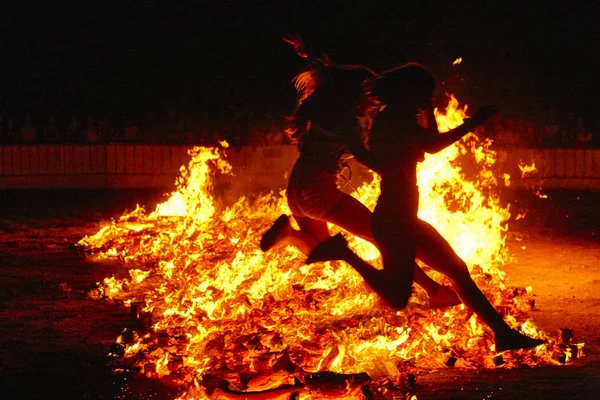 İspanya 'da yaz gündönümü kutlaması. İnsanlar yüzeye atlıyor.