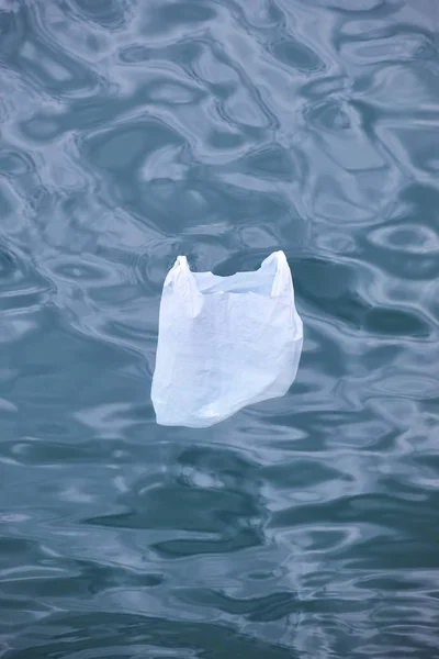 Saco de plástico a flutuar no mar. Danos ambientais pollutio — Fotografia de Stock