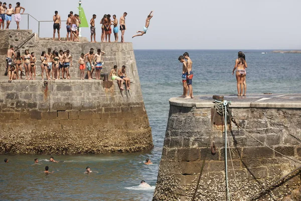 Подростки прыгают в воду. Летнее веселье — стоковое фото
