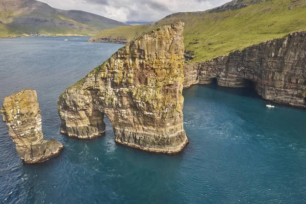 Wyspy Owcze dramatyczne wybrzeża oglądane z helikoptera. Vagar c — Zdjęcie stockowe