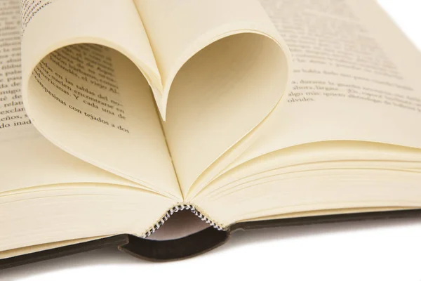 Aufgeschlagenes Buch mit herzförmigen Seiten. Liebe zum Lesen — Stockfoto