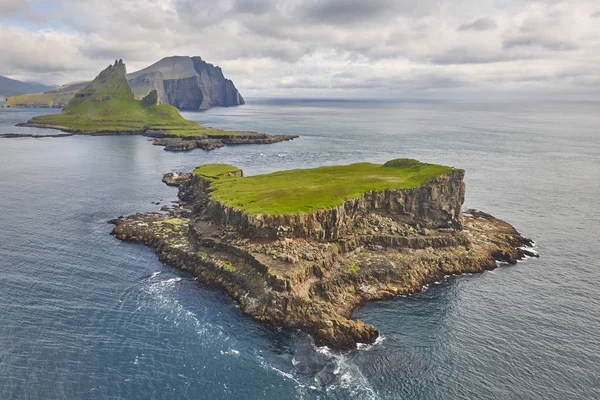 Faröer eilanden dramatische kustlijn bekeken vanaf helikopter. Vagar f — Stockfoto