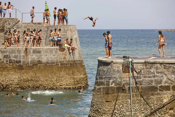 Teenagers jumping into the water. Summer fun time — Stock Photo, Image