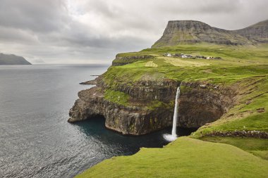 Vagar'da şelale ve kayalıklar. Faroe Adaları kıyı şeridi. Gasaladu