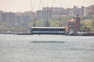 Bizkaia kırmızı demir asma köprü ve Nervion nehri. Euskadi