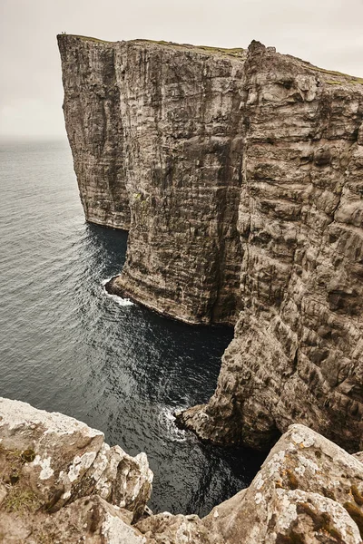 Dramatic atlantic rocky coastline cliffs landscape in Vagar. Far — Stock Photo, Image