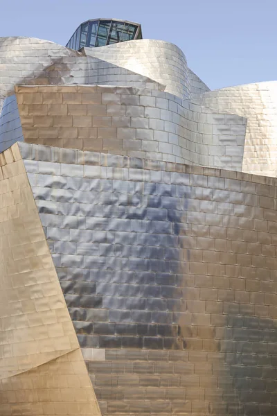 Bilbao centro Guggenheim museo fachada metálica de titanio. Tour — Foto de Stock