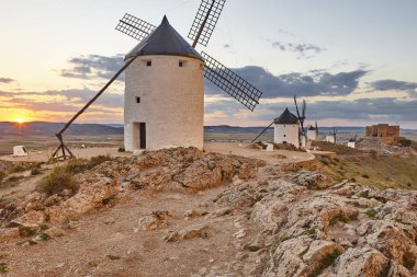 İspanya'da gün batımında geleneksel antika yel değirmenleri. Consuegra, Tol