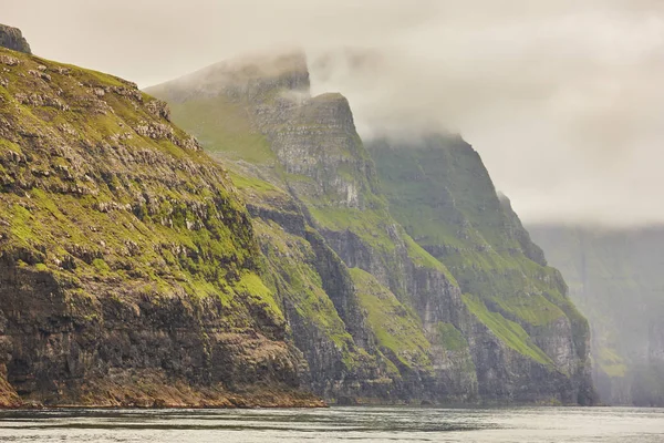 Stunning cliffs in Faroe islands coastline. Vestmanna boat trip — Stock Photo, Image