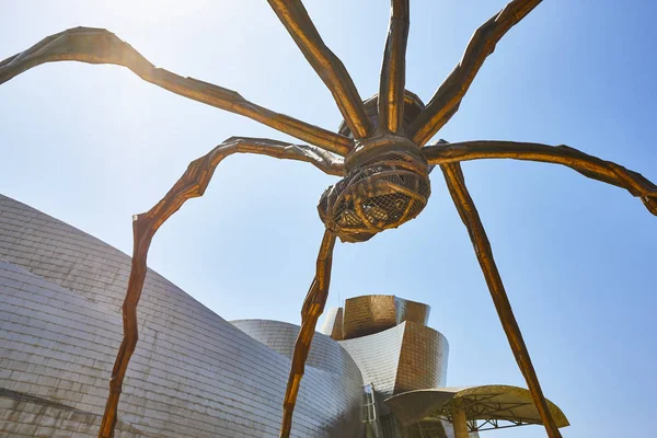 Bilbao Guggenheim zona exterior con museo y escultura de araña — Foto de Stock