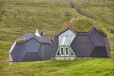 Faroe Adaları 'ndaki çevre dostu resimli evler. Sürdürülebilir ar