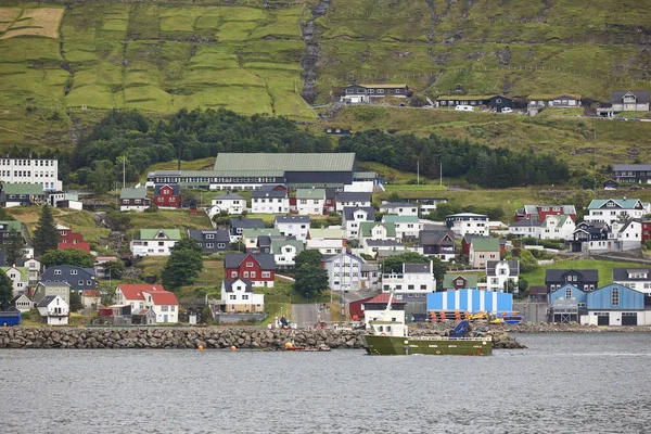 Pittoreska färgglada byn Vestmanna i Feroe öar. Denm — Stockfoto