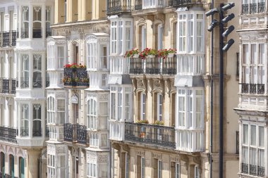 Vitoria-Gasteiz şehir meydanındaki resim gibi binalar Eu