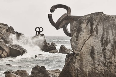 Donostia kıyı şeridi dönüm noktası kaya oluşumları. Peine del Viento. S