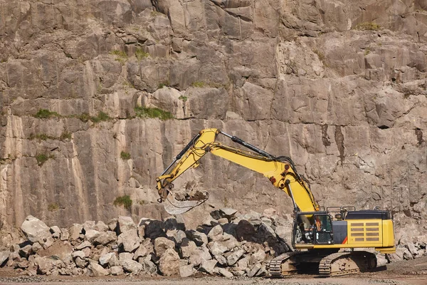 石の採石場で作業する掘削機。地質掘削装備 — ストック写真