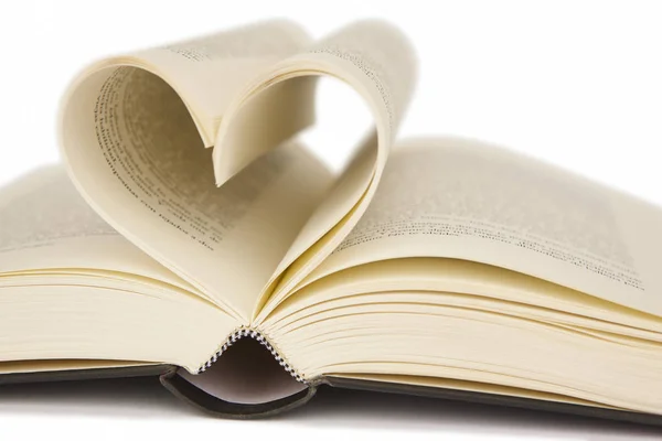 Otwarta książka z kartkami w kształcie serca. Miłość do czytania — Zdjęcie stockowe