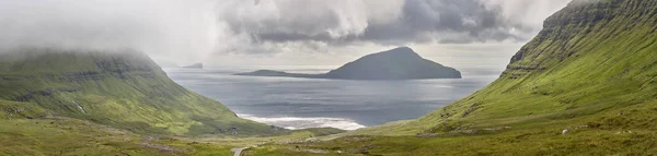 Panoramica pittoresche colline verdi tappeto erboso e oceano Atlantico. Faroe. — Foto Stock