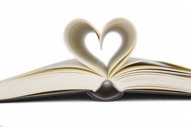 Kalp şeklinde sayfaları olan açık bir kitap. Okuma aşkı