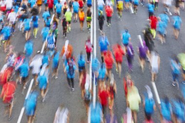 Sokaktaki koşucular. Sporcular hareket halinde. Şehir rekabeti. Birlikte