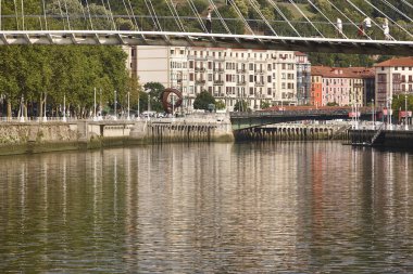 Bilbao Nehri sinirleri ve geleneksel binalar köprüleri. Turizm 