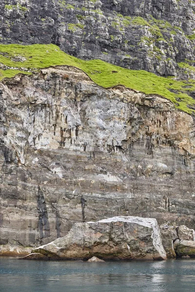 Vestmanna bölgesinde Faroe adaları uçurumlar ve mağaralar. Streimoy, Denm — Stok fotoğraf