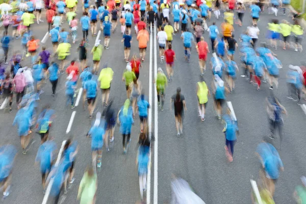 Løpere på gata. Idrettsutøvere i bevegelse. Bykonkurranse – stockfoto