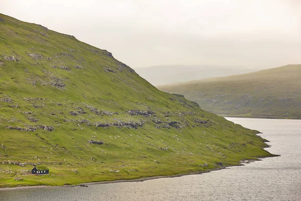 Pitoresk çim ev ile Geleneksel Faroe yeşil manzara — Stok fotoğraf