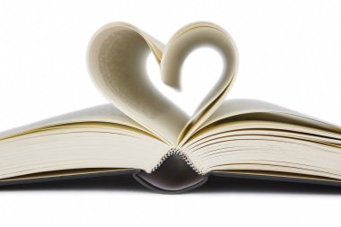 Kalp şeklinde sayfaları olan açık bir kitap. Okuma aşkı