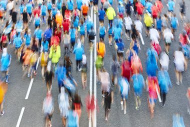 Sokaktaki kaçaklar. Hareket halindeki sporcular. Kentsel rekabet