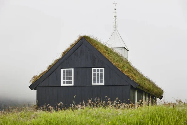 Malebný faerský kostel s travnatou střechou. Faerské ostrovy — Stock fotografie