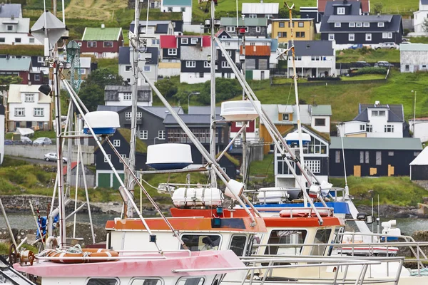 Schilderachtig kleurrijk dorp en haven van Sandavagur. Faeröer — Stockfoto