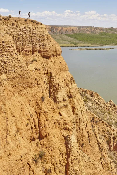 Rote Tonerosionsrinne und Fluss. Erodierte Landschaft. Spanien — Stockfoto